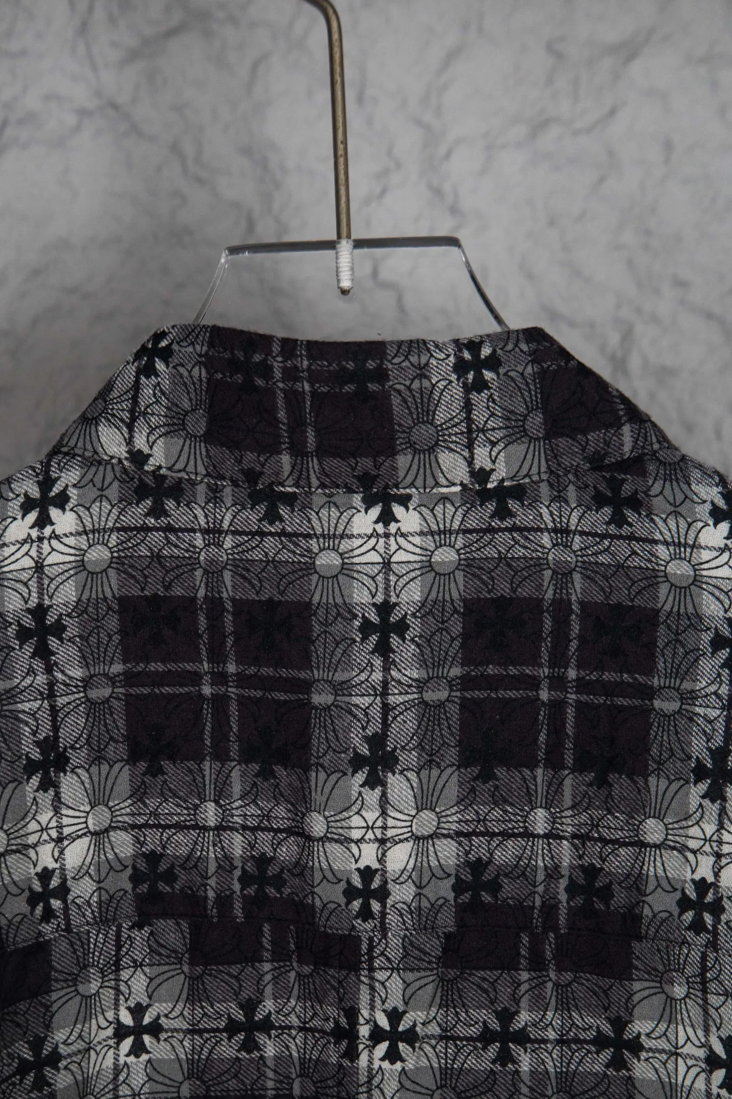 🅿️410 Style No.: M213 (the highest version on the market) Chr*me hea*ts/CH Chloé Heart Label Metal Checkered Shirt Jacket. Original replica Chloé family's unique identity silver buckle cross leather seal, custom-dyed dark pattern brand fabric, high-quality checkered pattern tailoring, cross leather patch splicing at the sleeves, one-sided chest patch pocket design, custom-made high-quality lettering hardware accessories, distressed retro silver buckle, three-dimensional version. The upper body is sassy and handsome. Natural high-street style. Needless to say, the upper body effect is natural. It is at the forefront of the trend. Its vibrant design and versatile attributes can surprise you no matter how you match it!  Size XS S M L